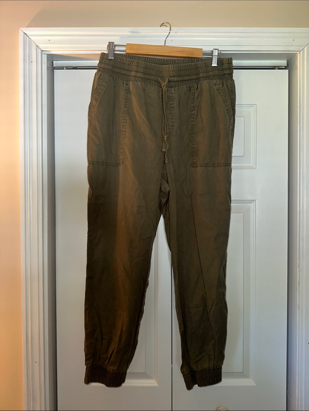 Woman’s Olive Drawstring Jogger Pants
